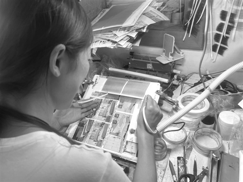 平度大泽山镇女工正在制作假睫毛